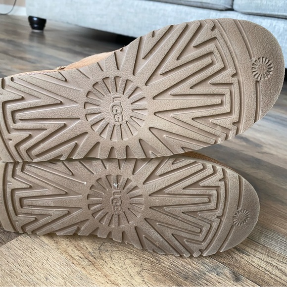 Barely warn. USA Size 8, Tan UGGS with dark brown bows. - Picture 4 of 4